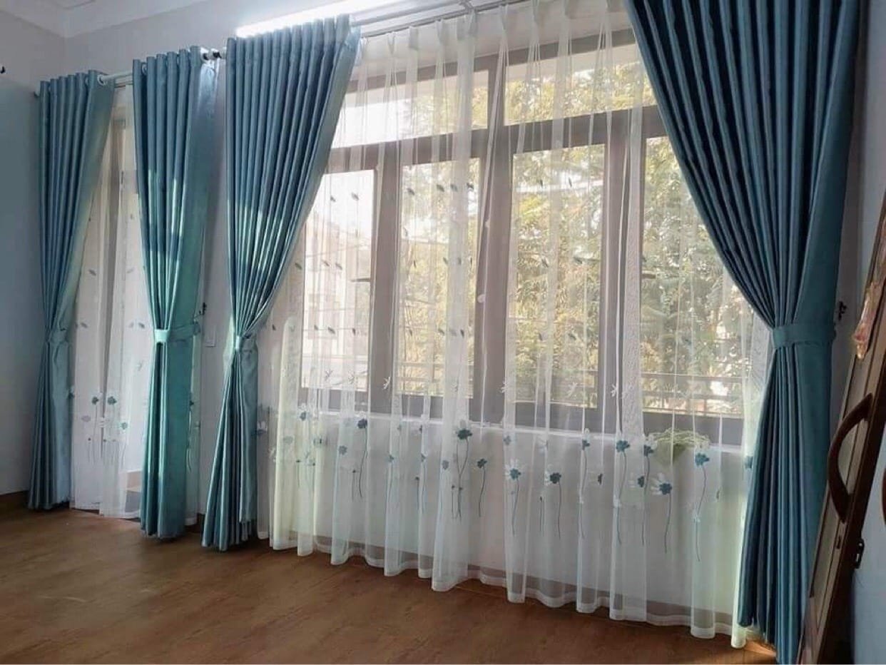 Rèm Gấm Cao Cấp Xanh Dương Rèm gấm cao cấp xanh dương kết hợp cùng rèm voan hoạ tiết hoa cúc cho hiệu ứng đẹp lung linh đến ngỡ ngàng