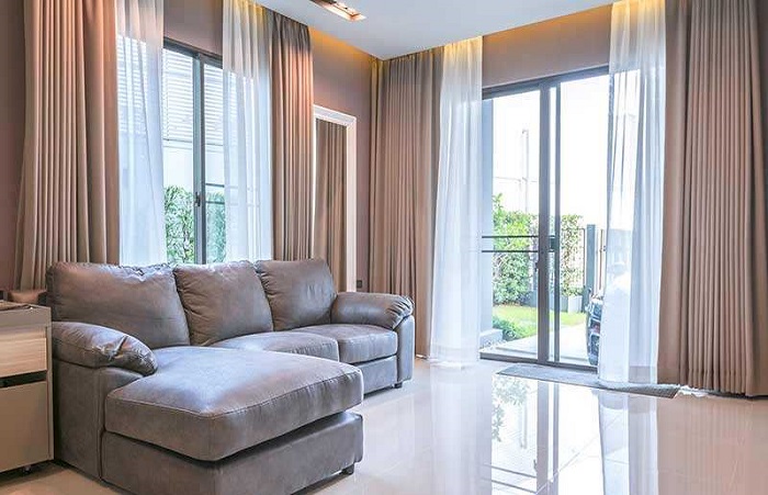 Trầm trồ trước thiết kế rèm cửa phòng khách tối giãn đầy vẻ sang trọng