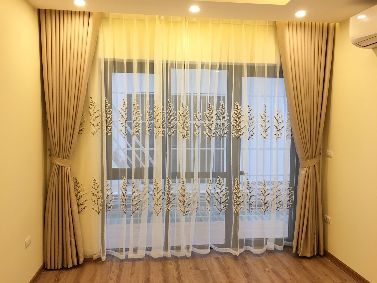 Màu sắc rèm cửa phòng khách hợp phong thuỷ sẽ mang lại năng lượng tích cực 
