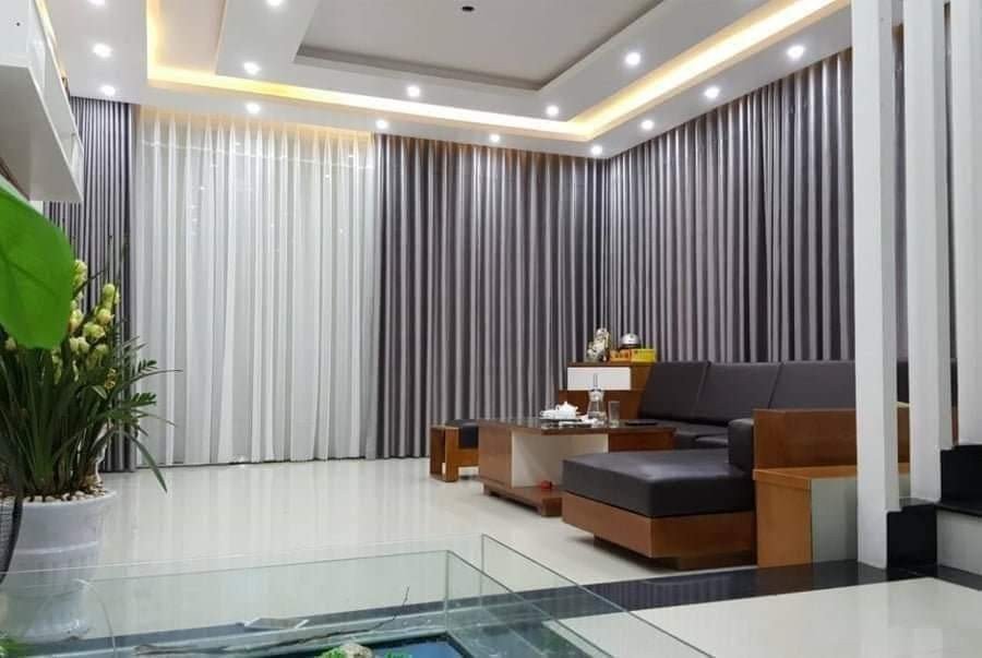 Rèm cửa chính đẹp và chất lượng tốt vừa cản được nắng tối đa mà không bị phai màu nhanh chóng