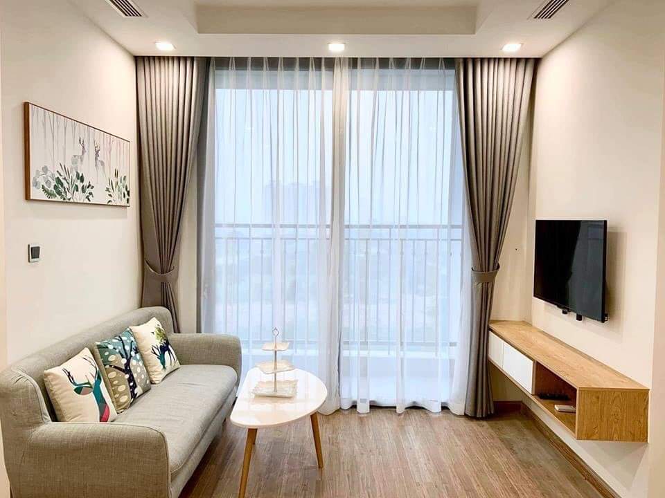 Chất liệu rèm cửa chính phòng khách giúp điều chỉnh không giam thư giãn dễ chịu hơn
