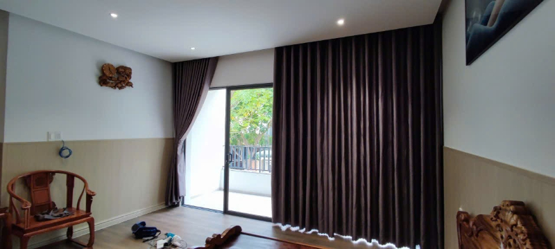 5 Bí quyết chọn rèm cửa phòng khách đẹp ưng ý nhất Rèm cửa gam màu nâu tây cho không gian nhà có nội thất gỗ