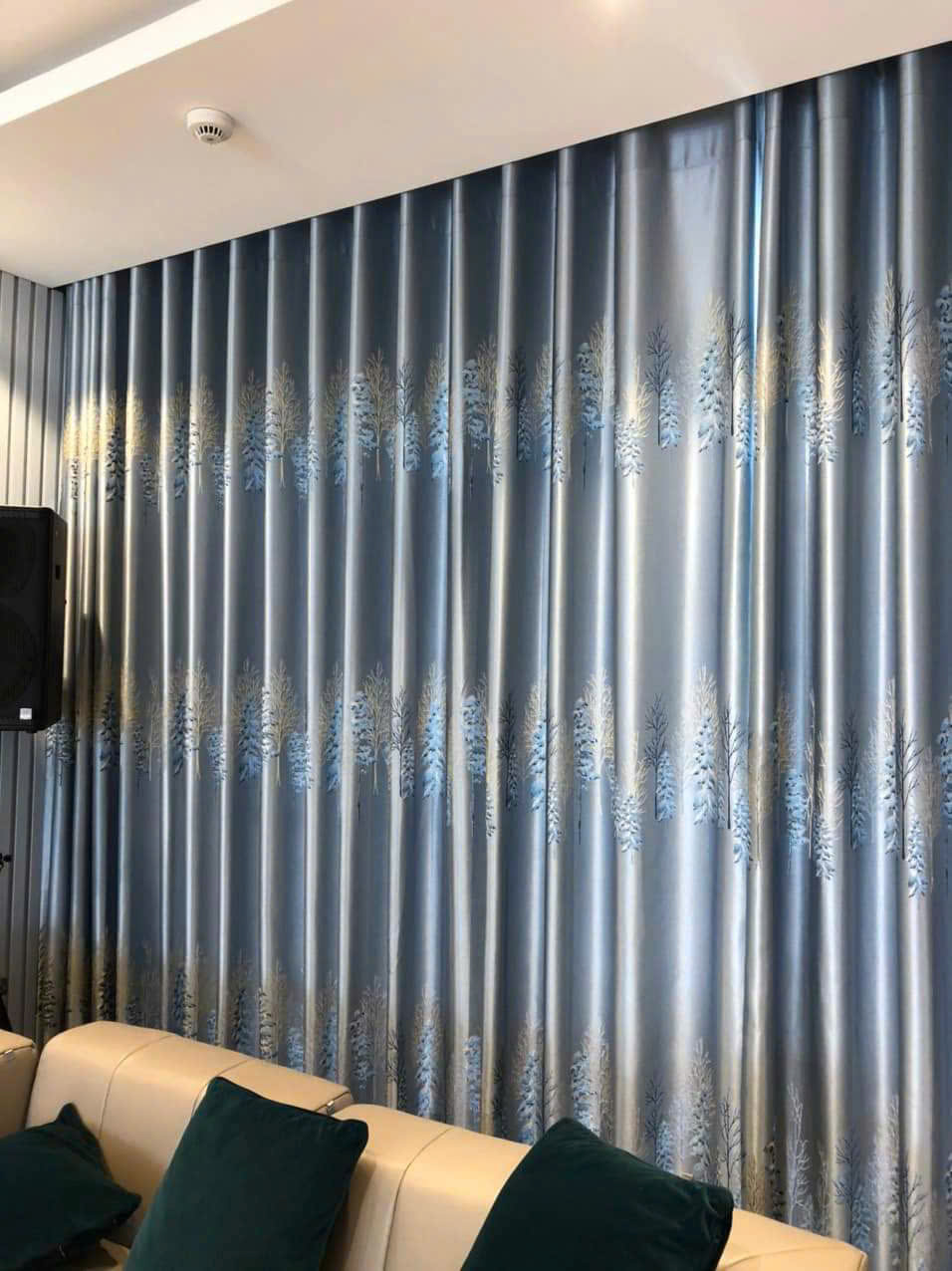 1500+ Mẫu Rèm Cửa Phòng Ngủ Chống Nắng 100% Đẹp, Giá Rẻ Kết hợp rèm cửa họa tiết với các món đồ nội thất có màu sắc hài hòa