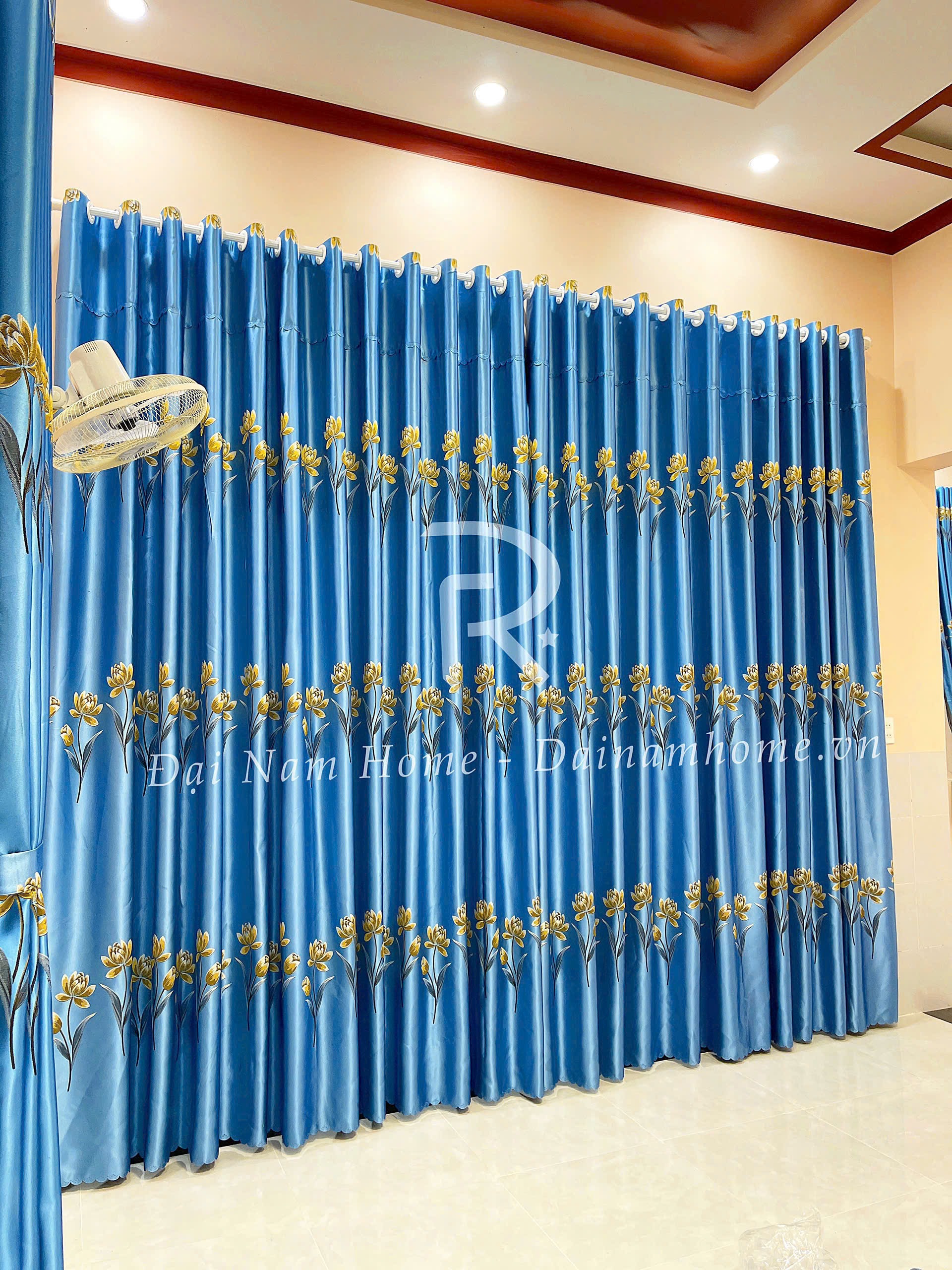Mẫu rèm cửa đẹp, sang trọng cho phòng khách đón Tết 2025 Rèm cửa màu xanh mang lại cảm giác thư giãn, dễ chịu trong những ngày đầu xuân