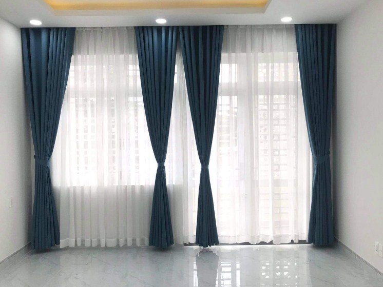 Giới thiệu về xu hướng màu sắc rèm cửa năm 2025 Mẫu thực tế rèm cửa xanh dương kết hợp cùng rèm voan màu trắng