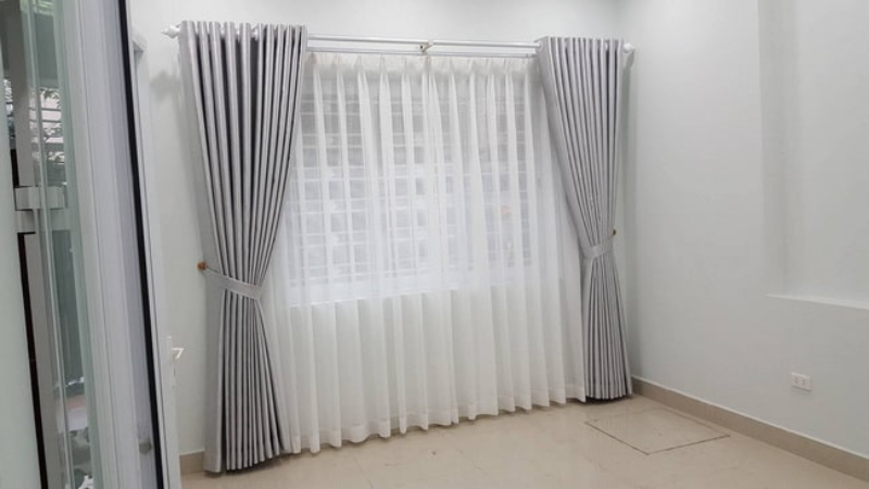7 Cách phối màu rèm cửa với nội thất đẹp miễn chê Tông rèm xám trắng gấm trơn kết hợp cùng rèm voan giúp không gian thoáng mát hơn