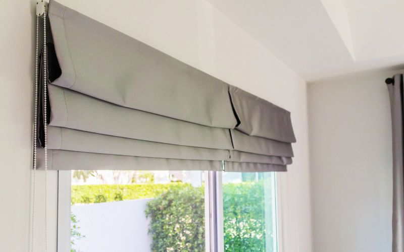 5 Cách chọn rèm cửa giá rẻ nhưng vẫn đẹp & chất lượng? Rèm Roman xếp lớp có khả năng chống nắng, cách nhiệt tốt