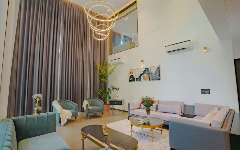 5 Cách chọn rèm cửa giá rẻ nhưng vẫn đẹp & chất lượng? Rèm cửa giá rẻ phòng khách sang trọng, màu sắc phù hợp với nhiều không gian nhà ở